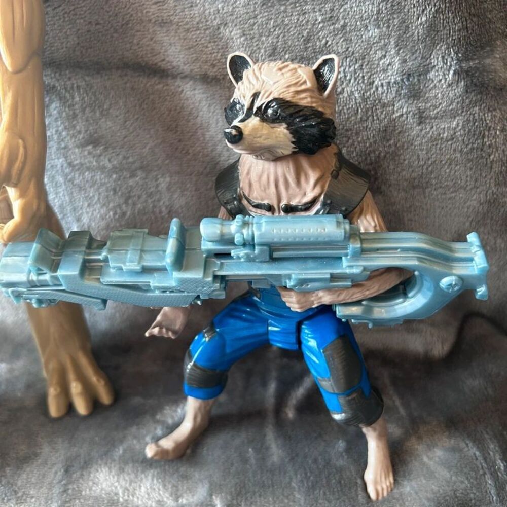 2016 Marvel Guardians Of The Galaxy Growing Groot Extendable and Rocket with gun - Picture 2 of 5